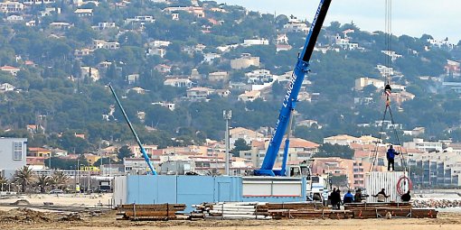 Près de Perpignan. 80 tonnes de sable, paillotes… Cette ville va se  transformer en plage